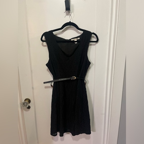 Black Lace Cocktail Dress – (US 6/8) - Picture 2 of 5